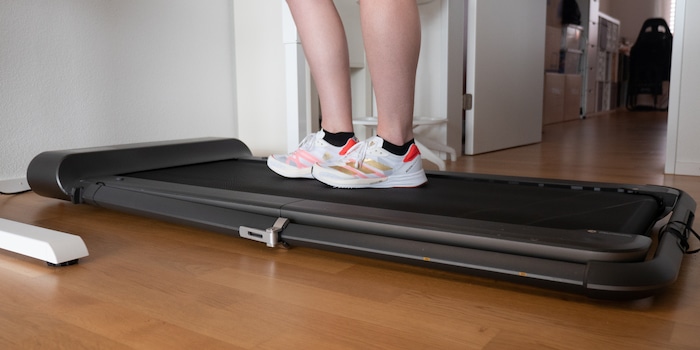 Working flat out on the KingSmith WalkingPad R1 Pro Galaxus